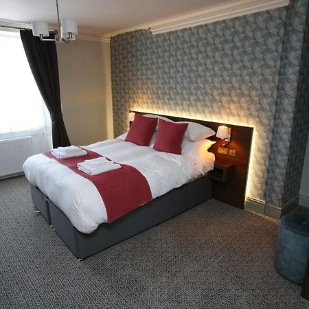רות'ברי The Queens Head Hotel מראה חיצוני תמונה