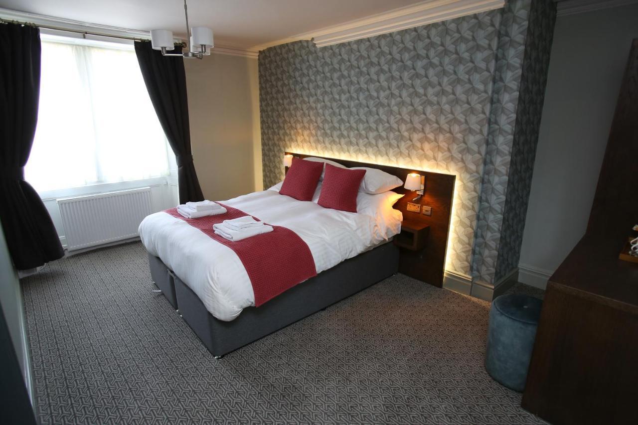 רות'ברי The Queens Head Hotel מראה חיצוני תמונה
