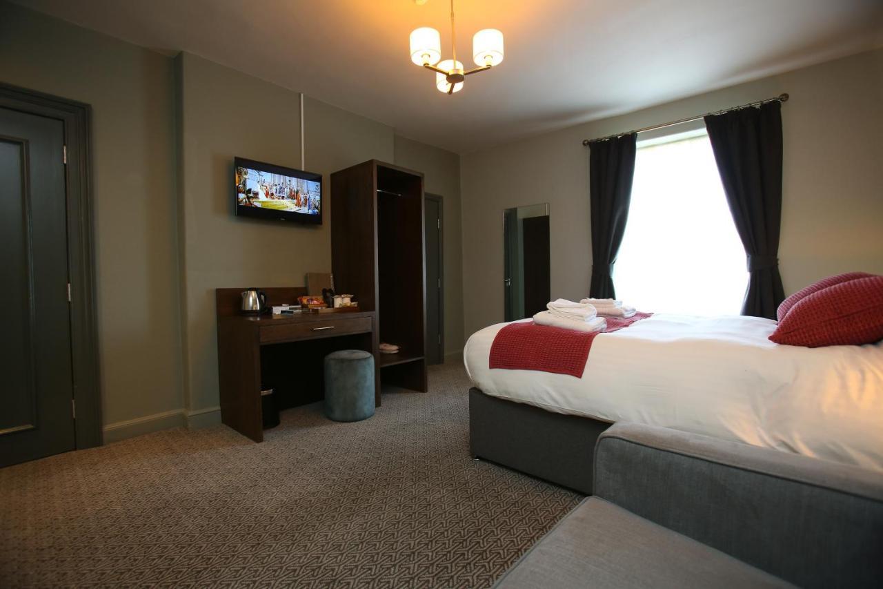 רות'ברי The Queens Head Hotel מראה חיצוני תמונה