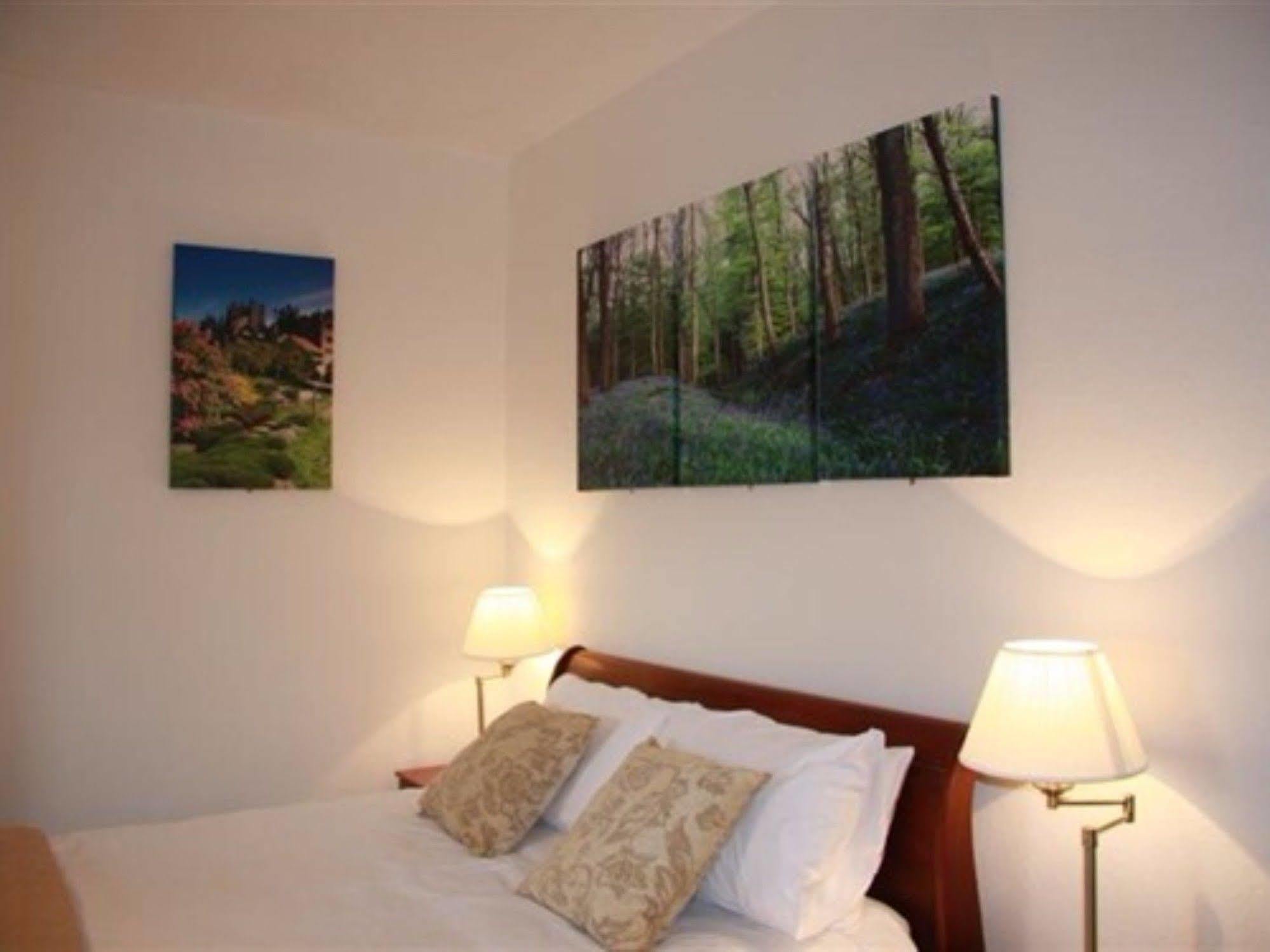 רות'ברי The Queens Head Hotel מראה חיצוני תמונה