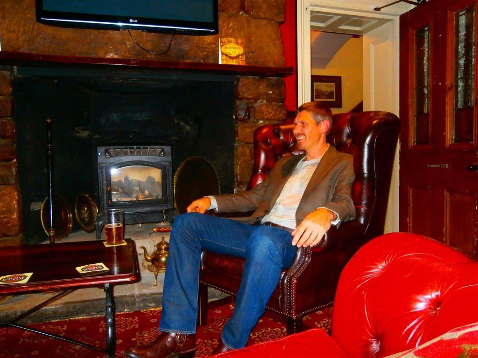 רות'ברי The Queens Head Hotel מראה חיצוני תמונה