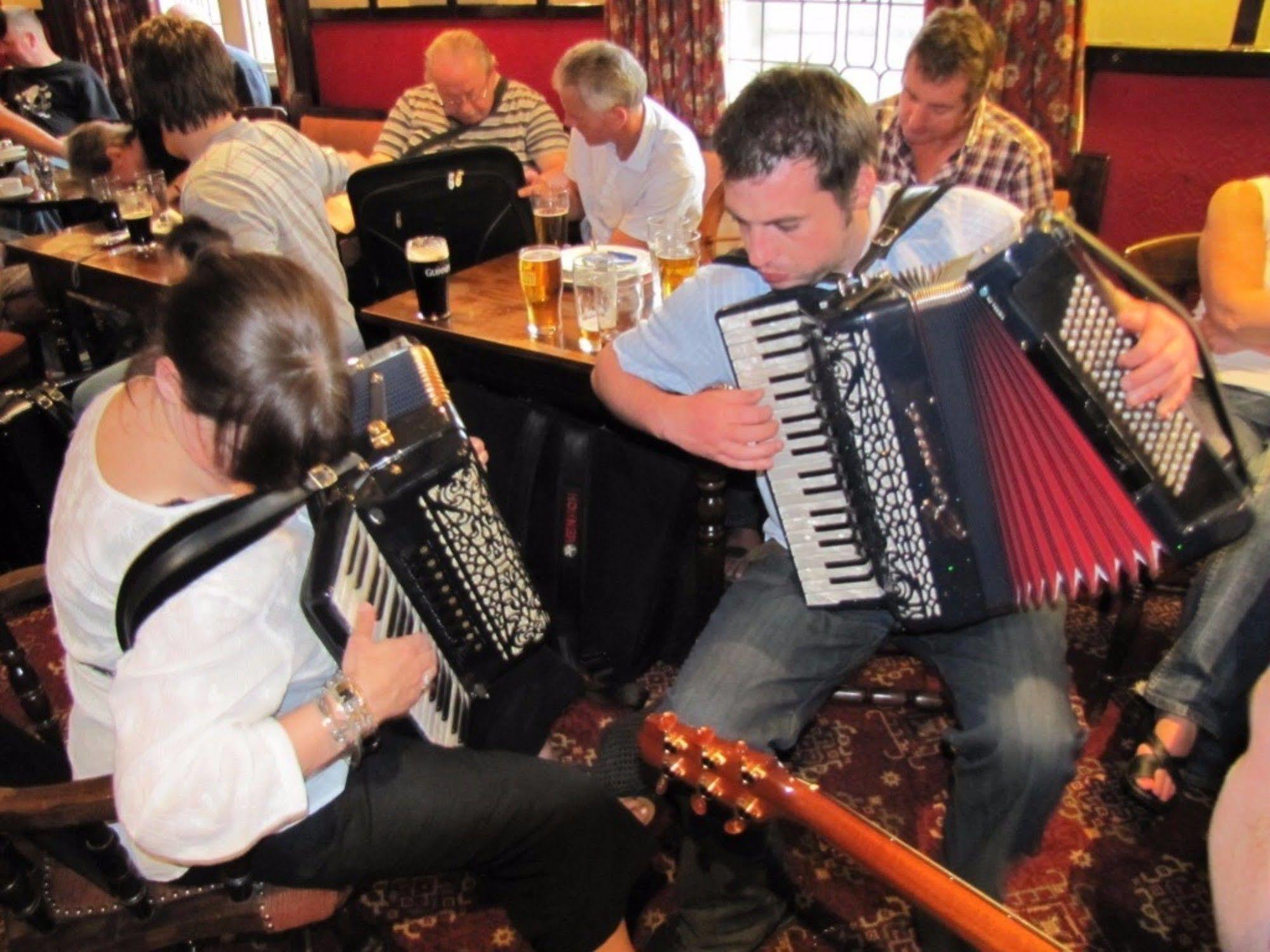 רות'ברי The Queens Head Hotel מראה חיצוני תמונה