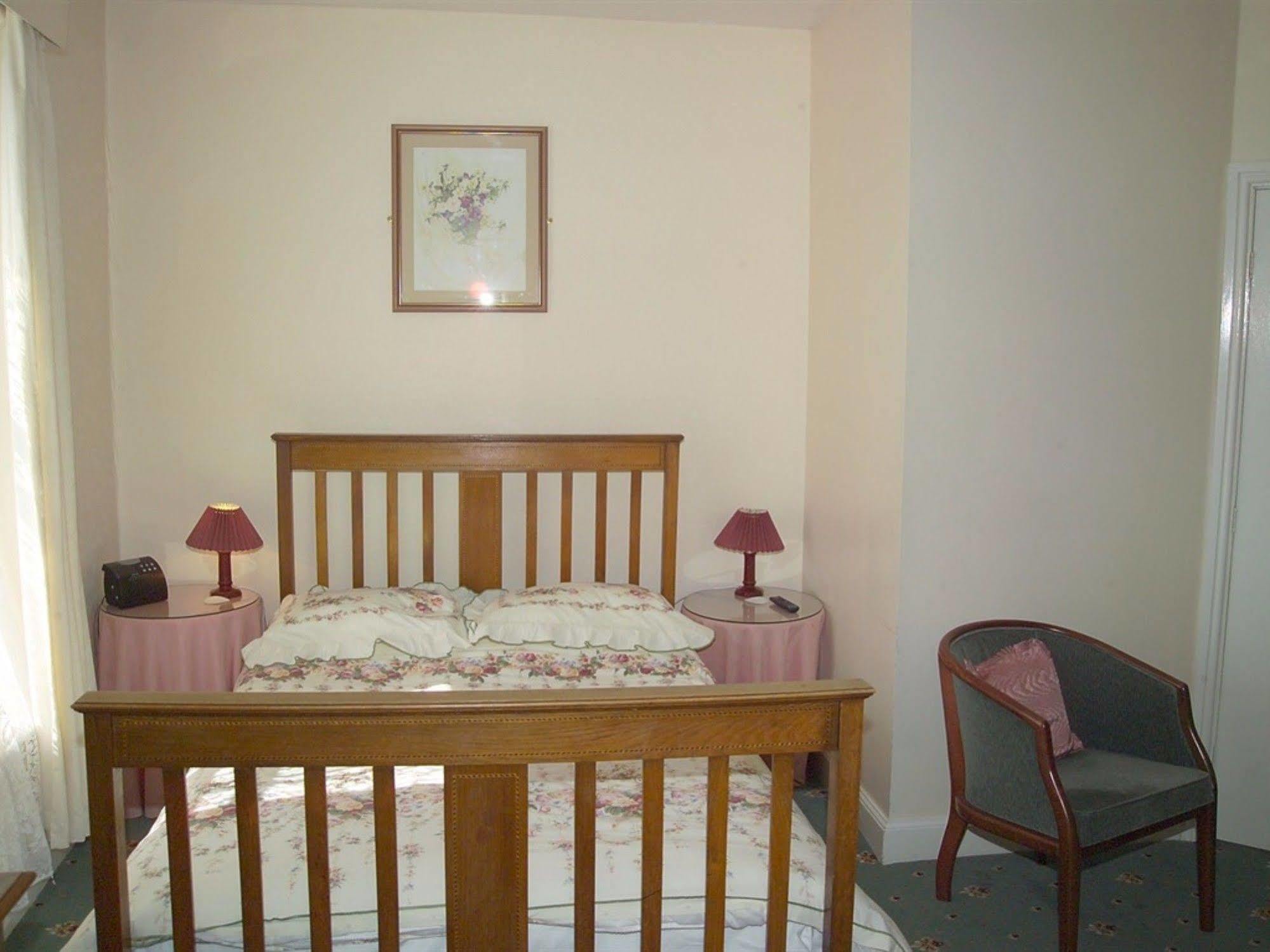 רות'ברי The Queens Head Hotel מראה חיצוני תמונה